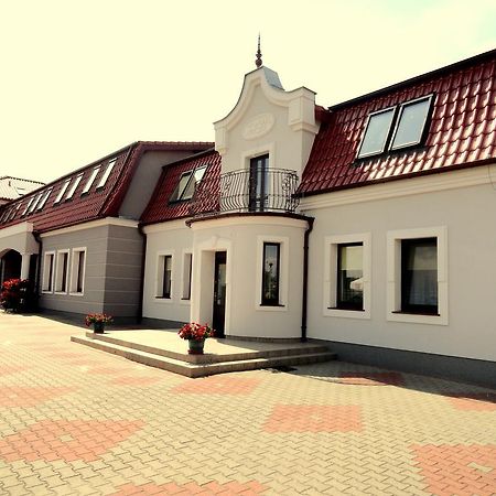Hotel Wielkopolanka Шрода-Вєлькопольска Екстер'єр фото
