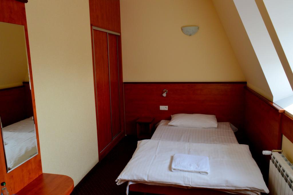 Hotel Wielkopolanka Шрода-Вєлькопольска Екстер'єр фото